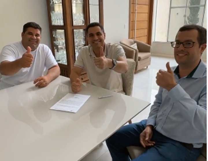 Prefeito assina homologação do concurso de Itaberaba